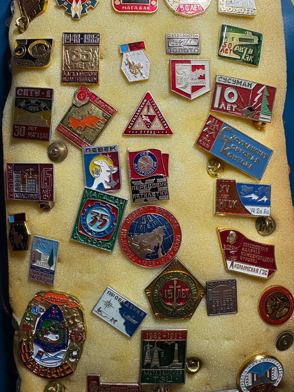 Юрий Гришан: Во время командировки в посёлок Ягодное директор музея -квартиры «Память Колымы» Иван Паникаров подарил знак ,посвященный поселку Ягодное Юрий Гришан: Во время командировки в посёлок Ягодное директор музея -квартиры «Память Колымы» Иван Паникаров подарил знак ,посвященный поселку Ягодное