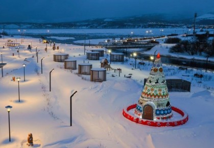 Стилизованная этноелка появилась на берегу Охотского моря