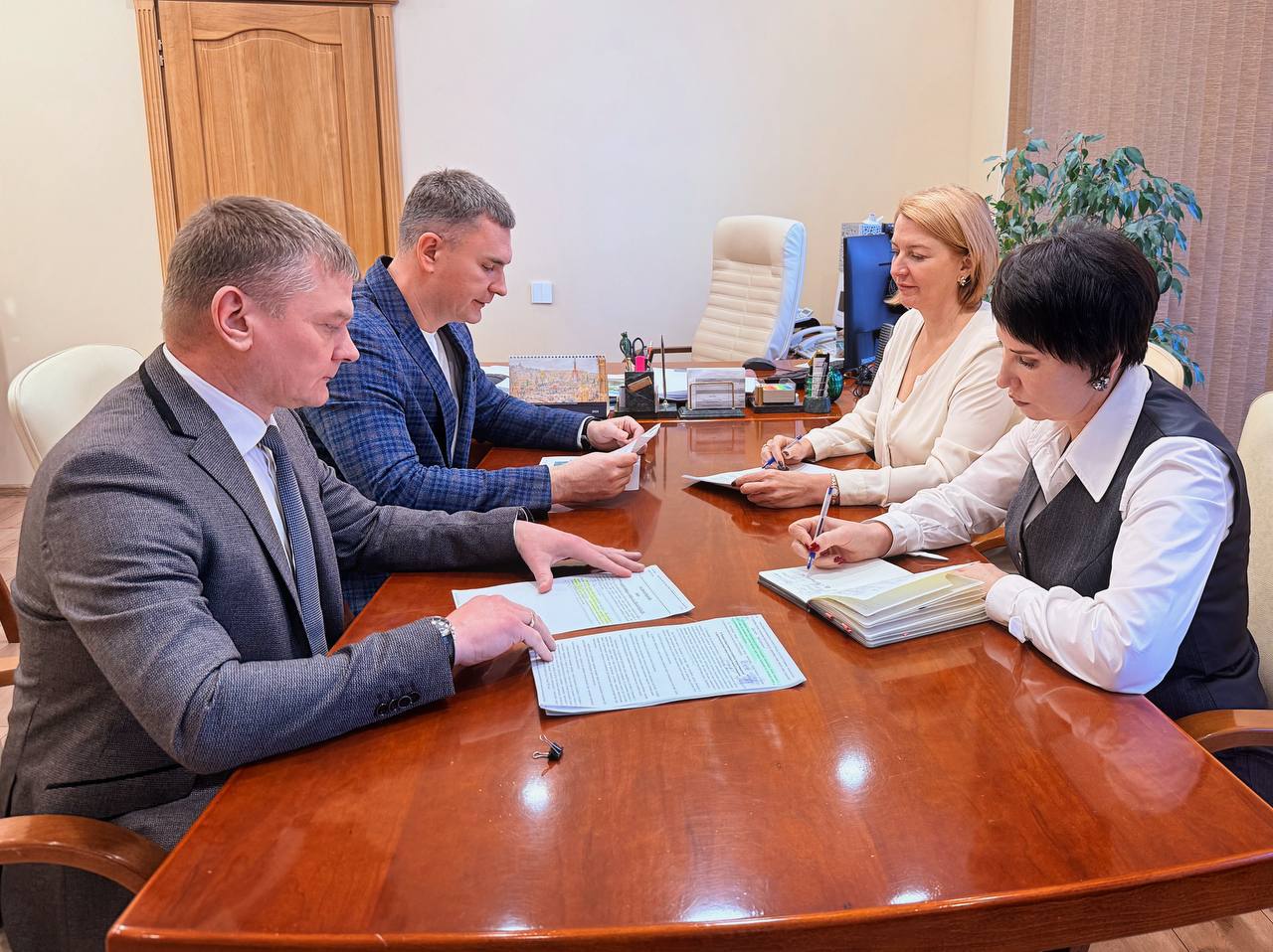 В мэрии города Магадана состоялось совместное совещание с участием председателя Магаданской городской Думы Сергея Смирнова, первого заместителя председателя Думы Петра Бурмистрова, мэра города Ларисы Поликановой и...