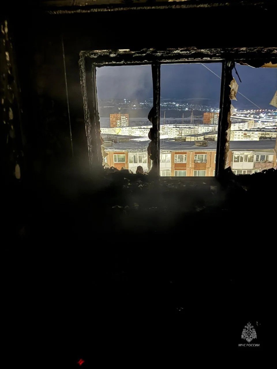 Новогодняя елка "устроила" пожар в квартире с маленькими детьми в Магадане Новогодняя елка "устроила" пожар в квартире с маленькими детьми в Магадане