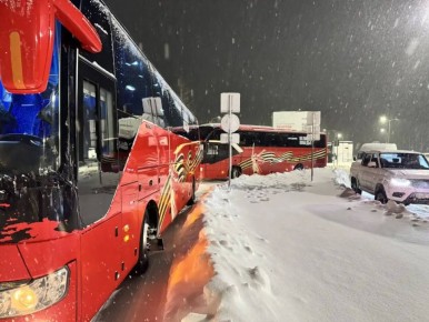 На месте уже еще несколько автобусов гаража Правительства для прилетевших пассажиров