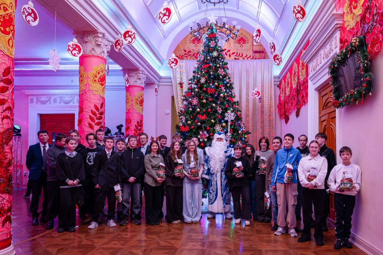 Новогодний «Квиз, плиз!» объединил более 100 ребят, чьи отцы защищают суверенитет нашей страны в зоне специальной военной операции Новогодний «Квиз, плиз!» объединил более 100 ребят, чьи отцы защищают суверенитет нашей страны в зоне специальной военной операции