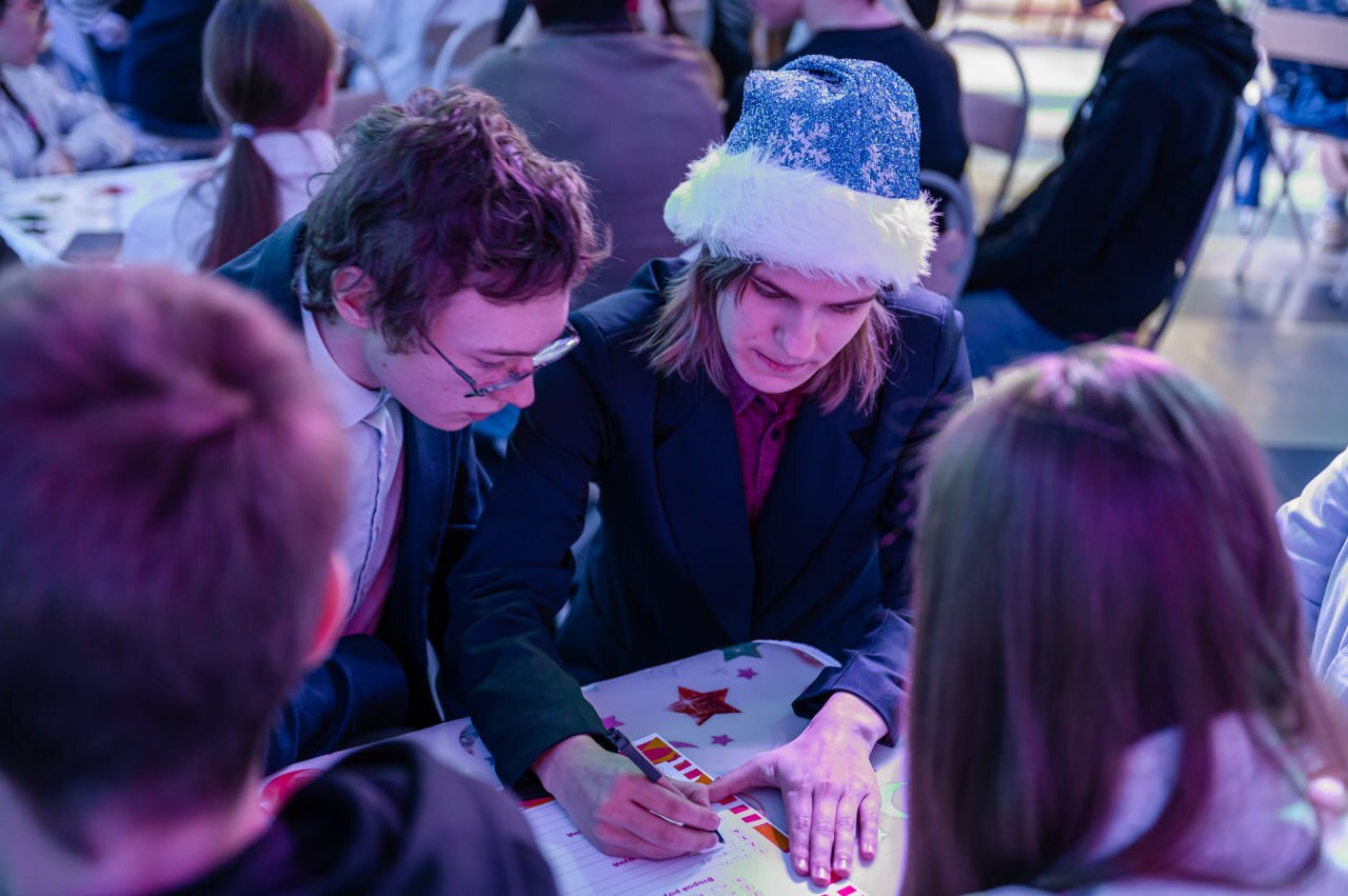 Новогодний «Квиз, плиз!» объединил более 100 ребят, чьи отцы защищают суверенитет нашей страны в зоне специальной военной операции Новогодний «Квиз, плиз!» объединил более 100 ребят, чьи отцы защищают суверенитет нашей страны в зоне специальной военной операции