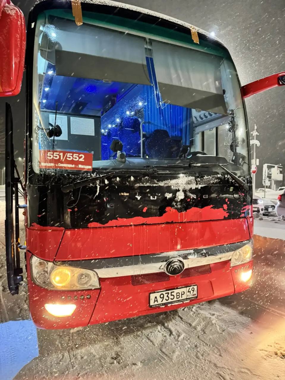 На месте уже еще несколько автобусов гаража Правительства для прилетевших пассажиров На месте уже еще несколько автобусов гаража Правительства для прилетевших пассажиров