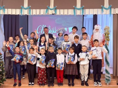 Сегодня в преддверии Нового года председатель Магаданской городской Думы Сергей Смирнов посетил школу №21, расположенную в округе №6, чтобы поздравить детей из многодетных семей и детей, чьи отцы находятся на службе, защищая...