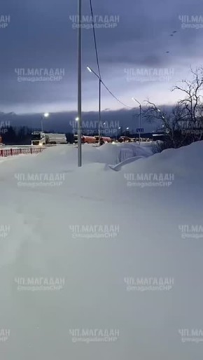 Теперь официально. ГАИ: Днем 29 декабря возле поселка Снежный 30-летний водитель большегруза «Мерседес» в составе полуприцепа, осуществляя перевозку экскаватора, совершил наезд на светофорный объект