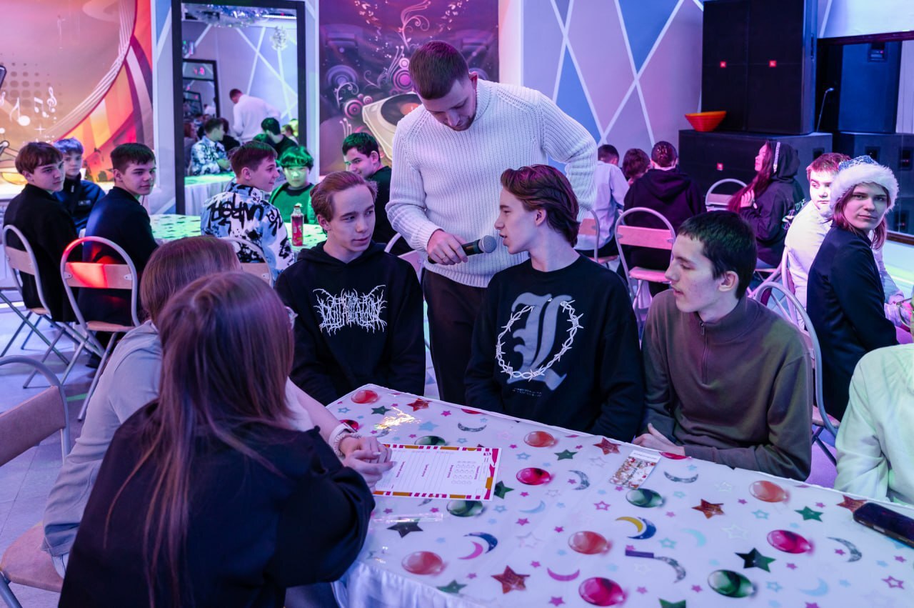 Новогодний «Квиз, плиз!» объединил более 100 ребят, чьи отцы защищают суверенитет нашей страны в зоне специальной военной операции Новогодний «Квиз, плиз!» объединил более 100 ребят, чьи отцы защищают суверенитет нашей страны в зоне специальной военной операции