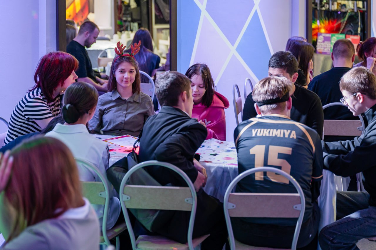 Новогодний «Квиз, плиз!» объединил более 100 ребят, чьи отцы защищают суверенитет нашей страны в зоне специальной военной операции Новогодний «Квиз, плиз!» объединил более 100 ребят, чьи отцы защищают суверенитет нашей страны в зоне специальной военной операции