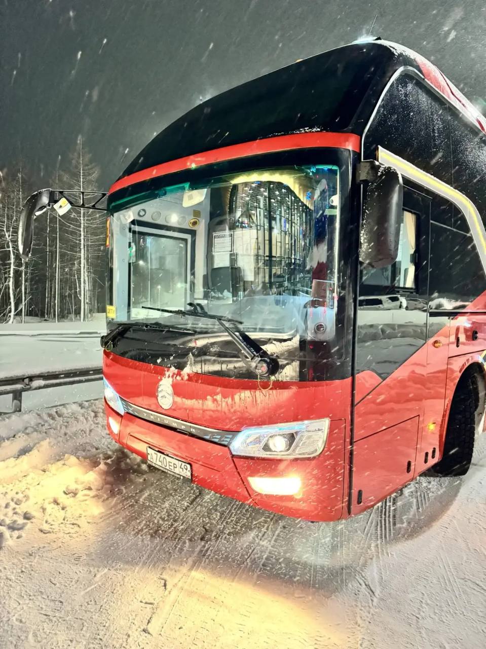 На месте уже еще несколько автобусов гаража Правительства для прилетевших пассажиров На месте уже еще несколько автобусов гаража Правительства для прилетевших пассажиров