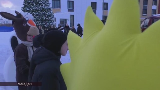 Первая новогодняя ёлка зажглась огнями в новом магаданском микрорайоне «Гороховое поле»