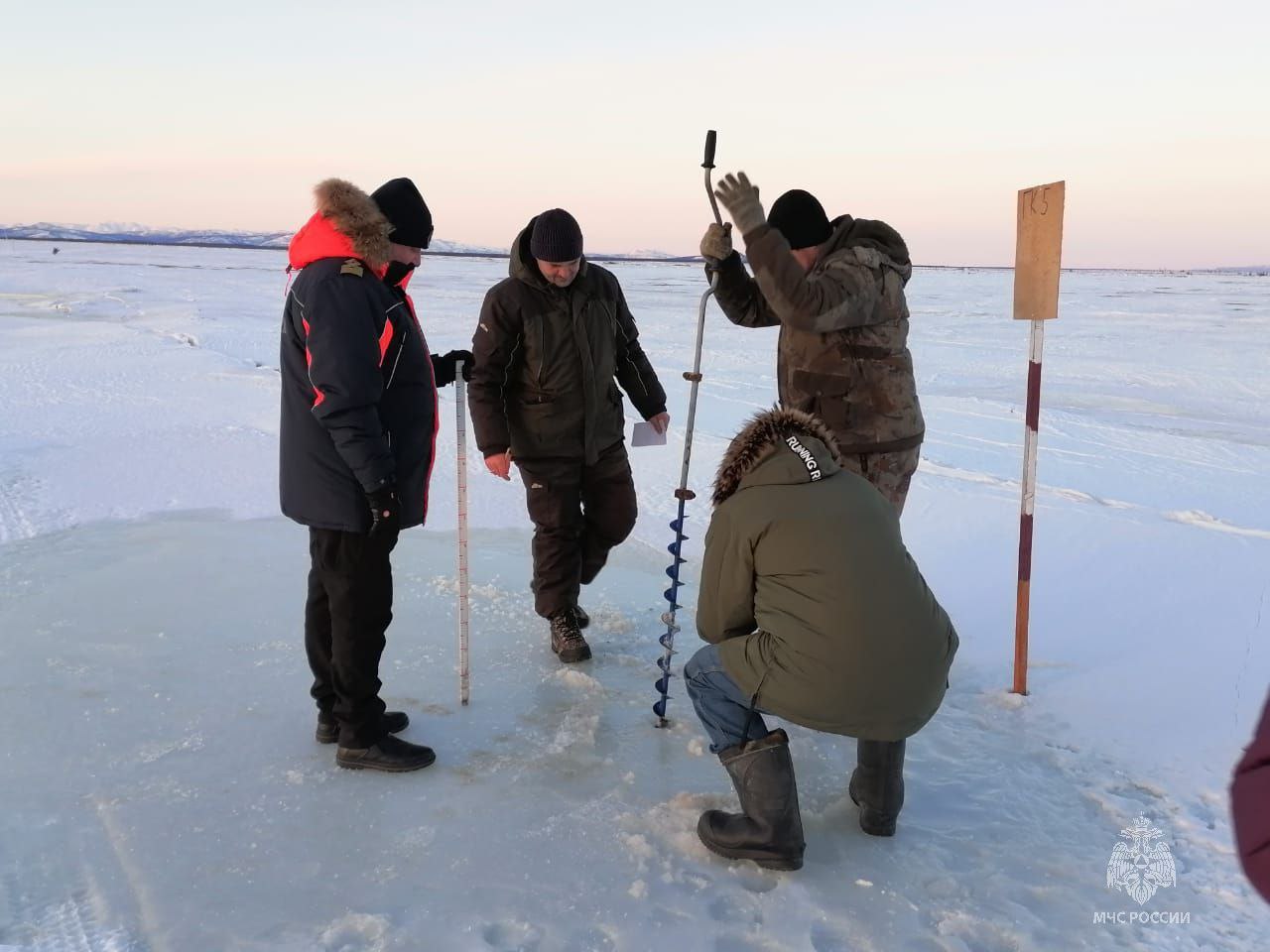 Ледовая переправа открыта. С 31 декабря запущена в эксплуатацию ледовая переправа через реку Яна в Ольском районе