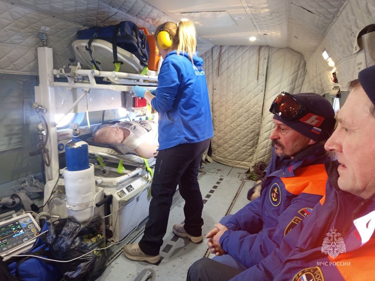 Снегоходами и вертолетом спасали работника артели из колымской тайги