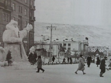 Двухэтажный Дед Мороз веселил магаданцев 60 лет назад