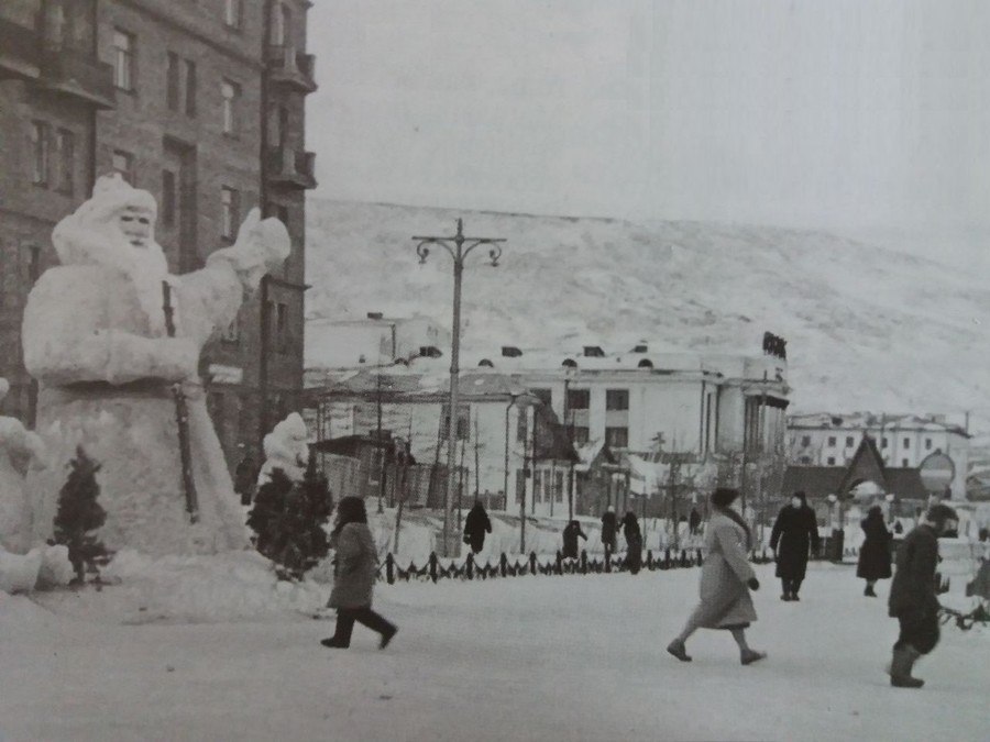 Двухэтажный Дед Мороз веселил магаданцев 60 лет назад