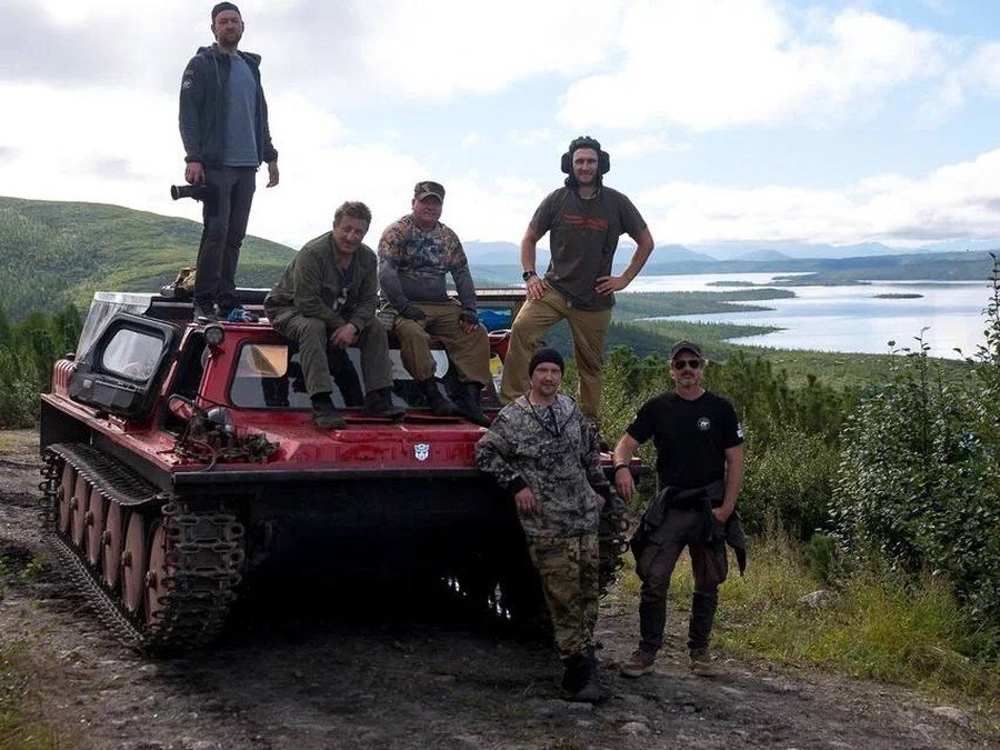 Множество туристов и красный танк посетили озеро Джека Лондона в 2025 году