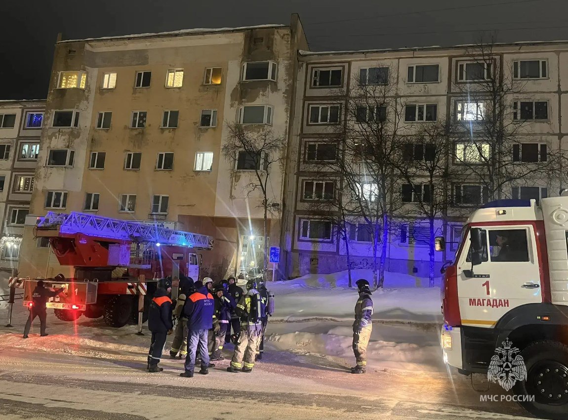 Пожар на крыше пятиэтажки остановили в Магадане