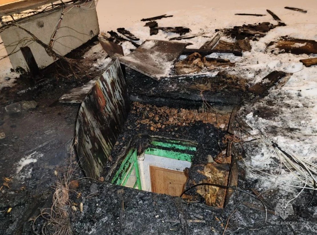 Пожар на крыше пятиэтажки остановили в Магадане Пожар на крыше пятиэтажки остановили в Магадане