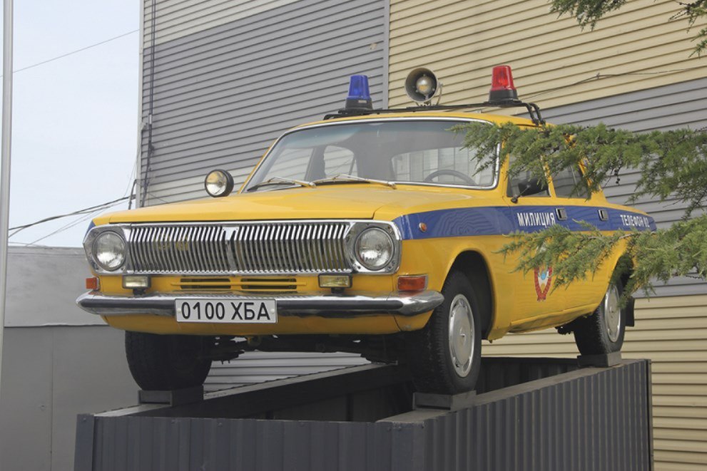 Восстановленную милицейскую «Волгу» пригнали на Колыму и сделали памятником в 2025 году Восстановленную милицейскую «Волгу» пригнали на Колыму и сделали памятником в 2025 году