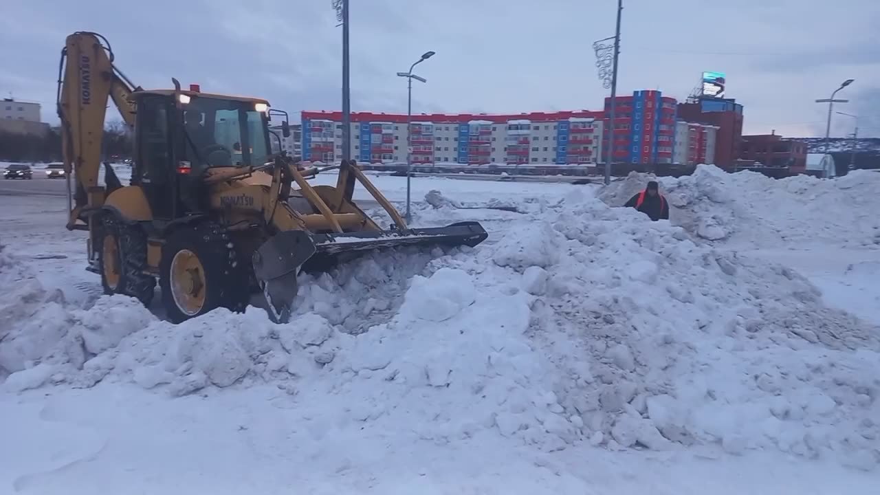 В Магадане 13 января продолжается активная расчистка города от снега