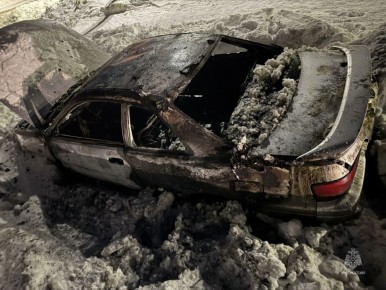 Пожарные ликвидировали возгорание автомобиля в Магадане