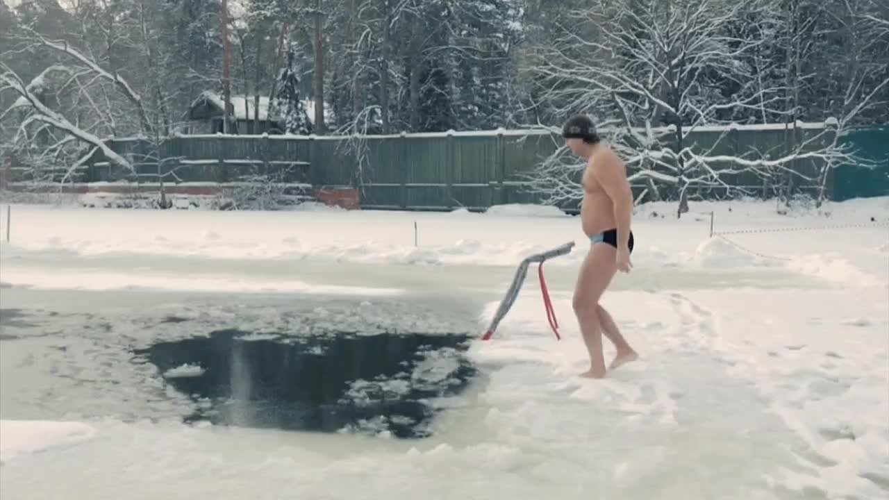 Про Крещенские купания. Если вы решили совершить обряд омовения, строго следуйте советам: ЗАПРЕЩАЕТСЯ: - купание в необорудованных местах без представителей служб спасения;