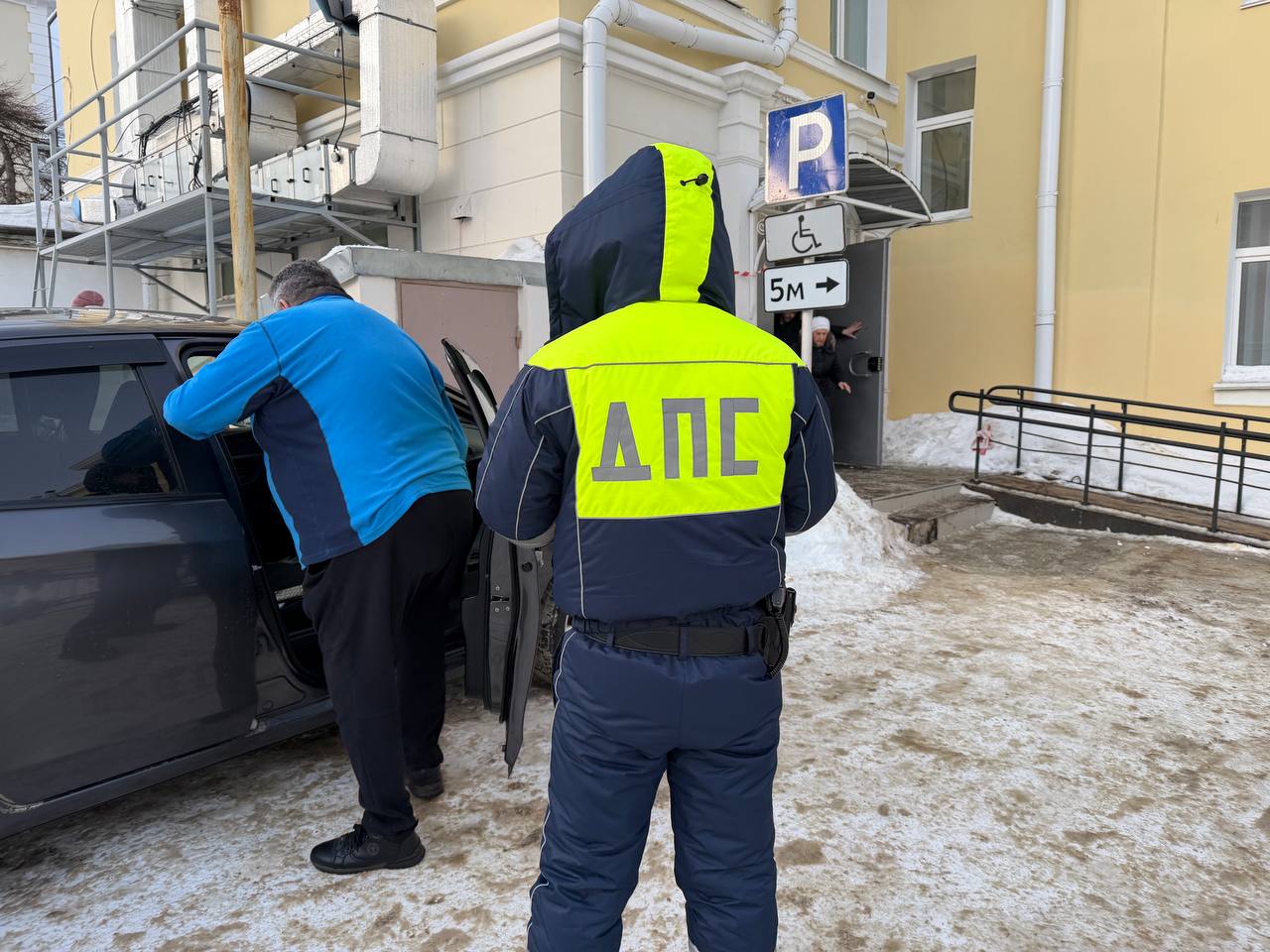 В областном центре сотрудники Госавтоинспекции провели рейд по выявлению нарушений правил парковки в местах, отведенных для автомобилей граждан с ограниченными возможностями здоровья В областном центре сотрудники Госавтоинспекции провели рейд по выявлению нарушений правил парковки в местах, отведенных для автомобилей граждан с ограниченными возможностями здоровья