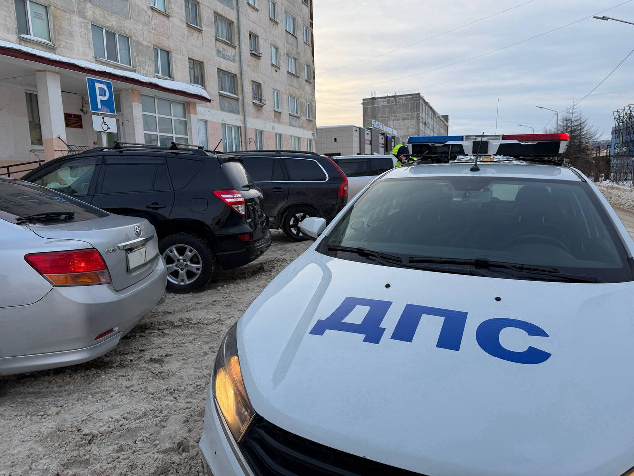 В областном центре сотрудники Госавтоинспекции провели рейд по выявлению нарушений правил парковки в местах, отведенных для автомобилей граждан с ограниченными возможностями здоровья В областном центре сотрудники Госавтоинспекции провели рейд по выявлению нарушений правил парковки в местах, отведенных для автомобилей граждан с ограниченными возможностями здоровья