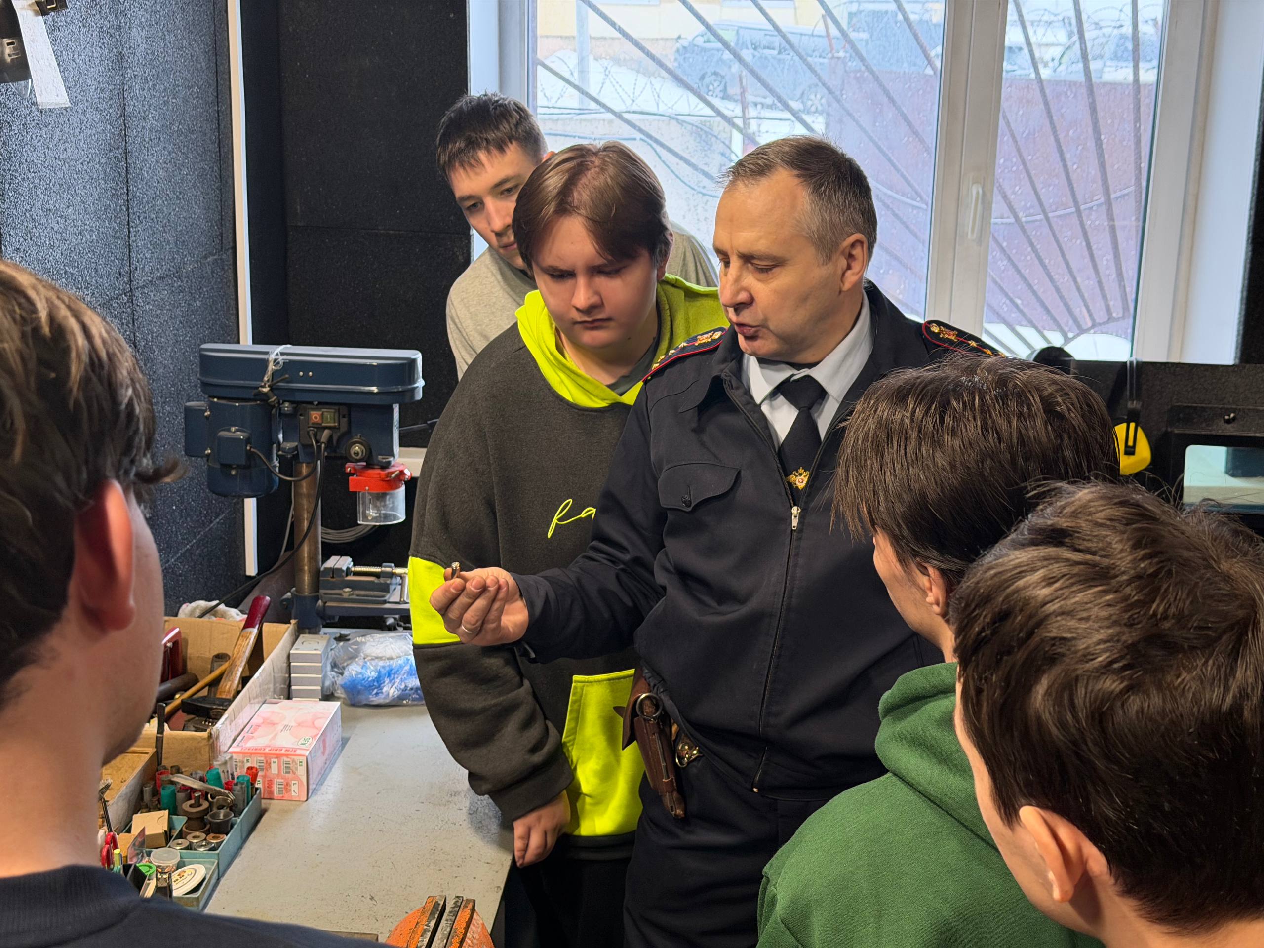 Ничего не проходит бесследно: Магаданские студенты узнали секреты работы полицейских экспертов-криминалистов Ничего не проходит бесследно: Магаданские студенты узнали секреты работы полицейских экспертов-криминалистов