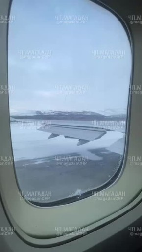 Огненная вспышка и дым: момент перед взлетом Boeing-747 из аэропорта в Магадане