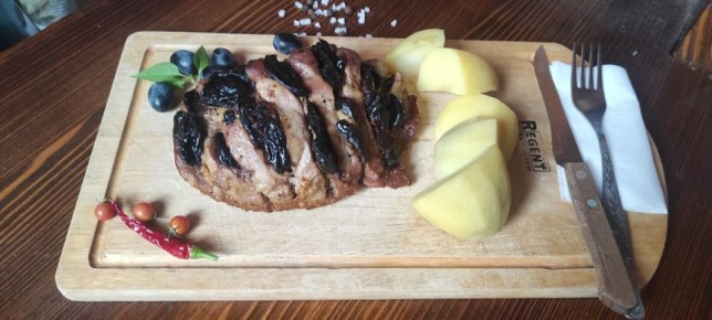 простое блюдо для особого случая: свинина с черносливом, готовим за 10 минут