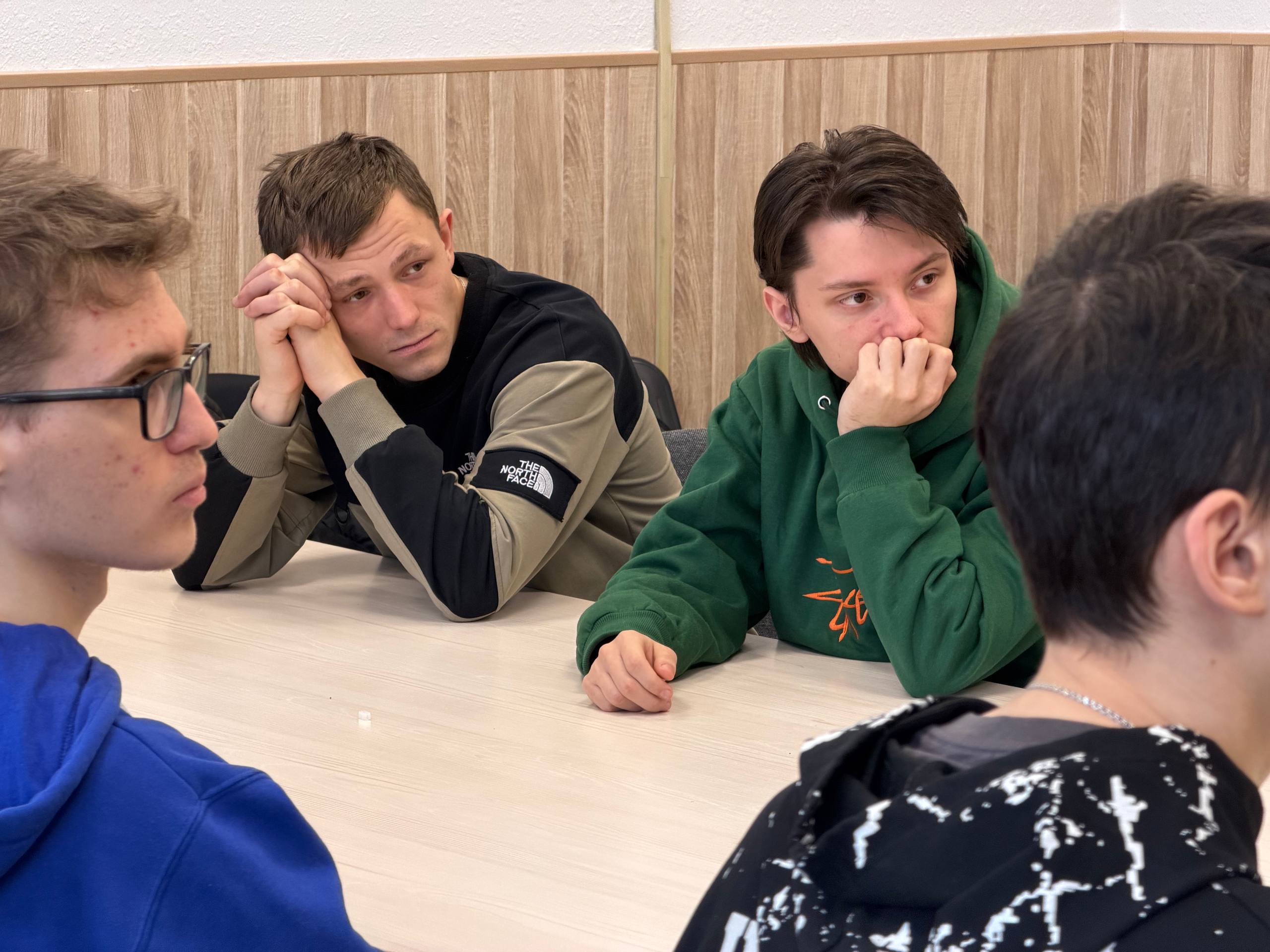 Ничего не проходит бесследно: Магаданские студенты узнали секреты работы полицейских экспертов-криминалистов Ничего не проходит бесследно: Магаданские студенты узнали секреты работы полицейских экспертов-криминалистов