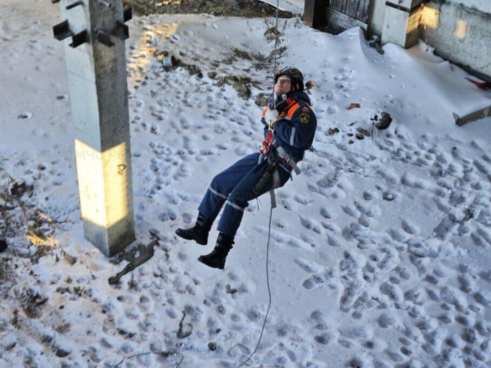 Тренировки по десантированию без парашюта провели магаданские спасатели Тренировки по десантированию без парашюта провели магаданские спасатели