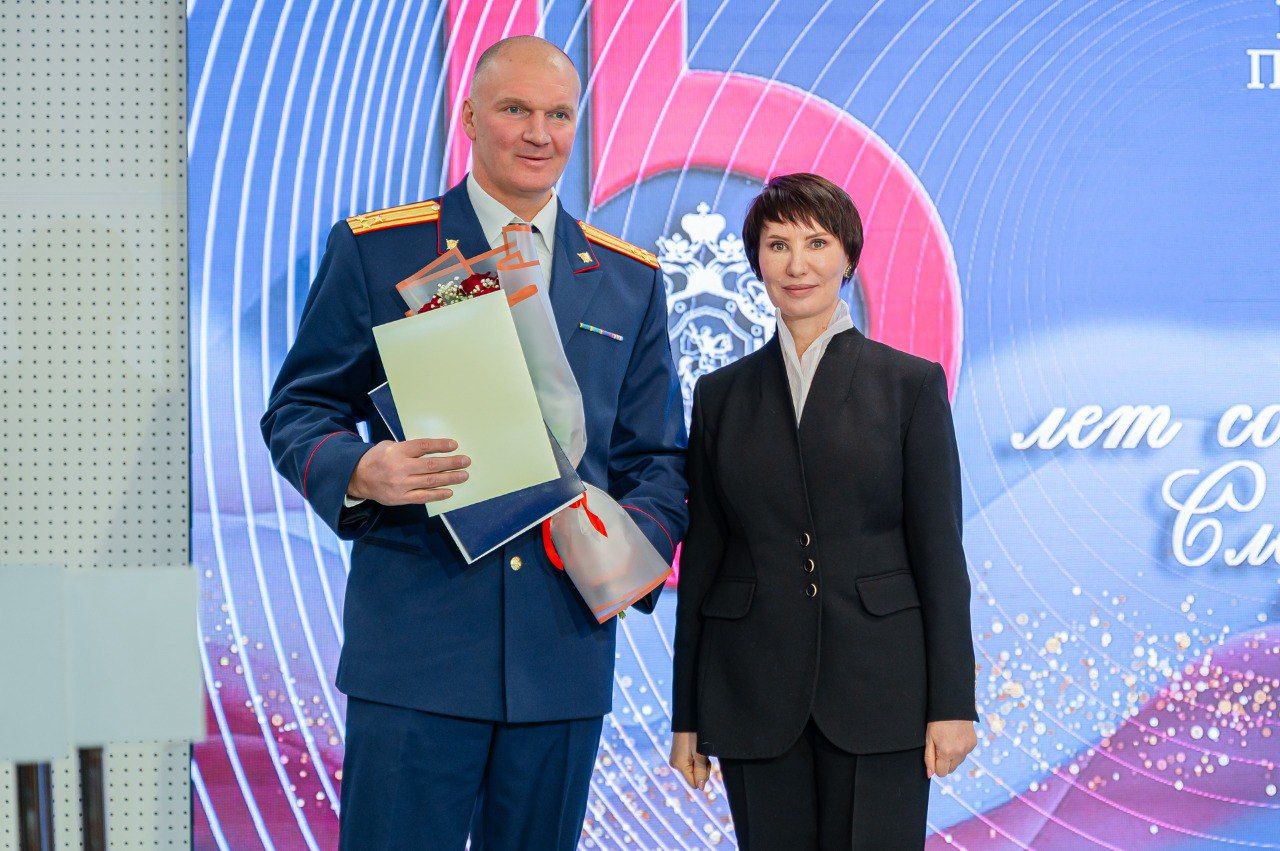 Лариса Поликанова: Сегодня слова поздравлений звучат для вас, уважаемые следователи! Именно 15 лет назад вступил в силу Федеральный закон, давший начало самостоятельности этого ведомства, окончательно разделив функции... Лариса Поликанова: Сегодня слова поздравлений звучат для вас, уважаемые следователи! Именно 15 лет назад вступил в силу Федеральный закон, давший начало самостоятельности этого ведомства, окончательно разделив функции...