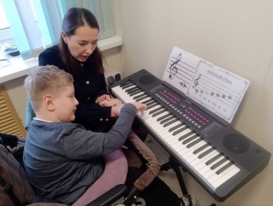 Первоклассник из Магадана обзавелся музыкальным инструментом благодаря Всероссийской акции «Елка желаний»