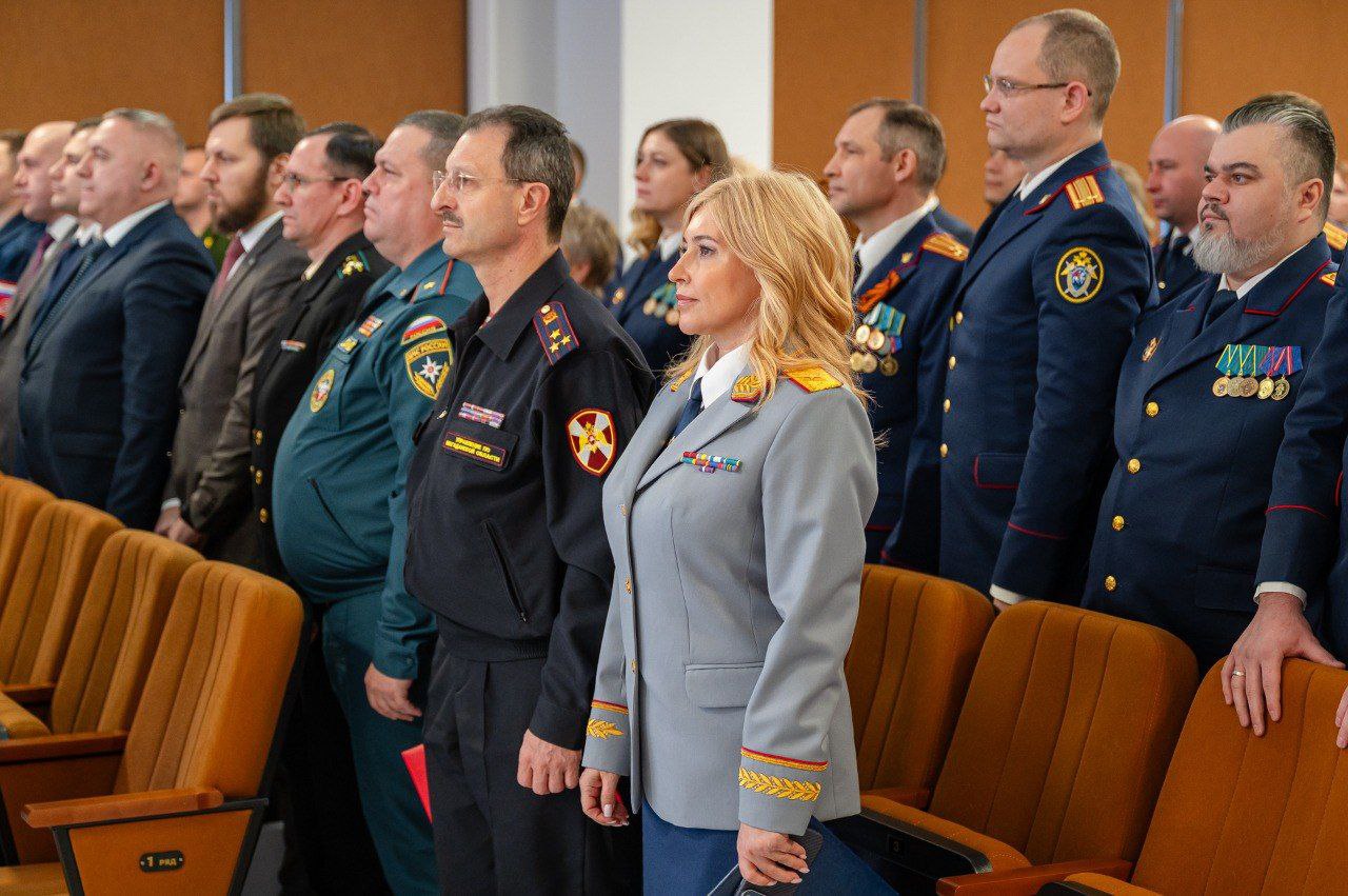Лариса Поликанова: Сегодня слова поздравлений звучат для вас, уважаемые следователи! Именно 15 лет назад вступил в силу Федеральный закон, давший начало самостоятельности этого ведомства, окончательно разделив функции... Лариса Поликанова: Сегодня слова поздравлений звучат для вас, уважаемые следователи! Именно 15 лет назад вступил в силу Федеральный закон, давший начало самостоятельности этого ведомства, окончательно разделив функции...