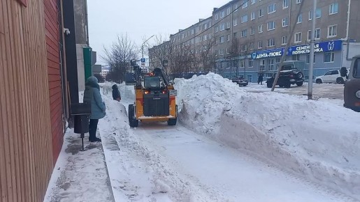 Снегоуборка днем и ночью: коммунальные службы продолжают интенсивную расчистку областного центра