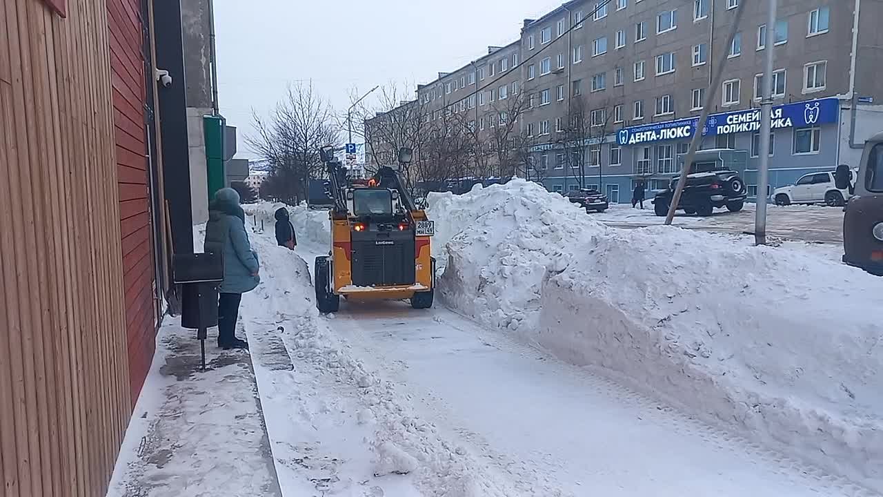 Снегоуборка днем и ночью: коммунальные службы продолжают интенсивную расчистку областного центра
