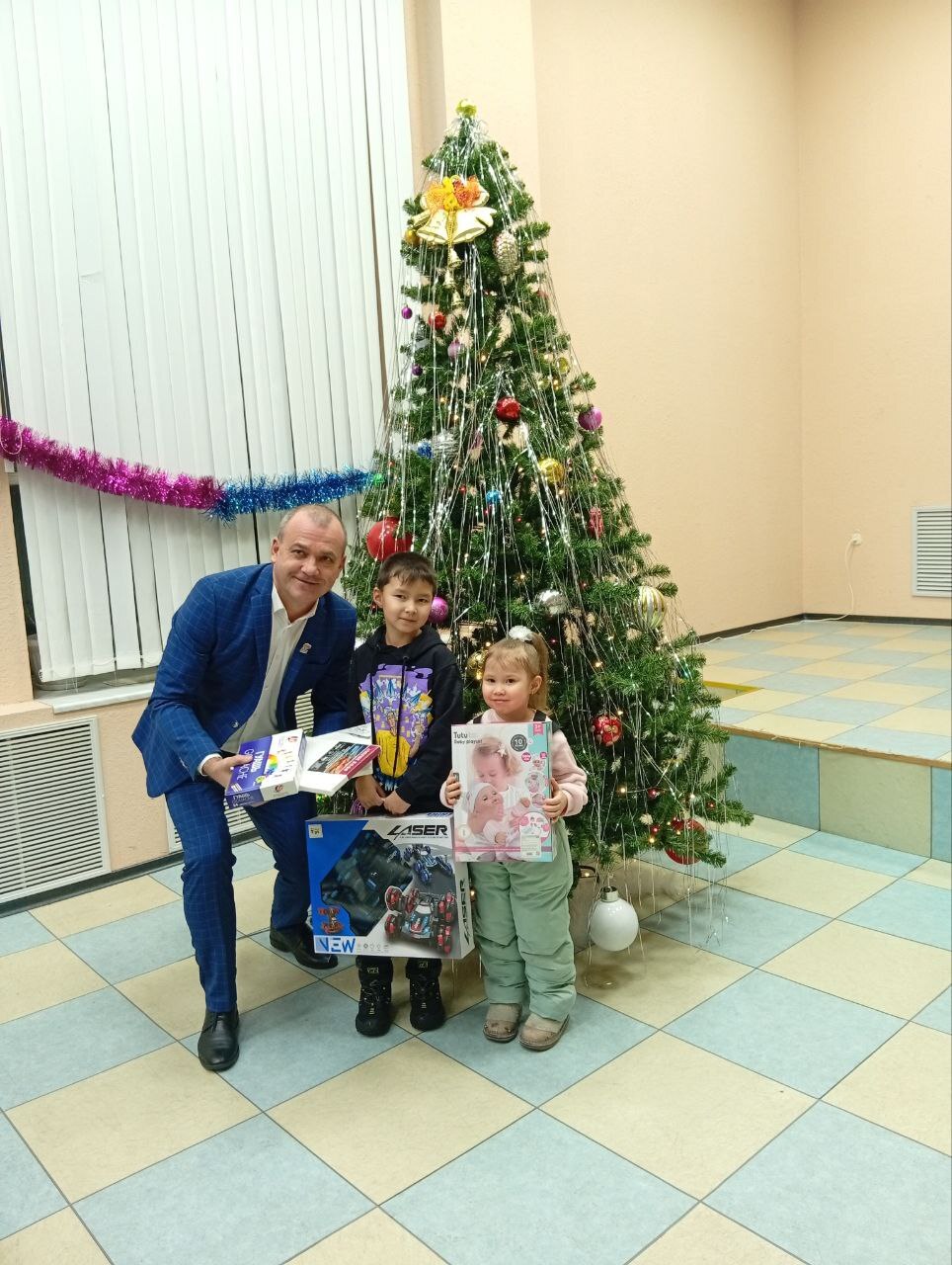 «Елка желаний» продолжает исполнять мечты юных колымчан «Елка желаний» продолжает исполнять мечты юных колымчан