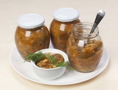 Вкусная зимняя заготовка: салат с фасолью и грибами