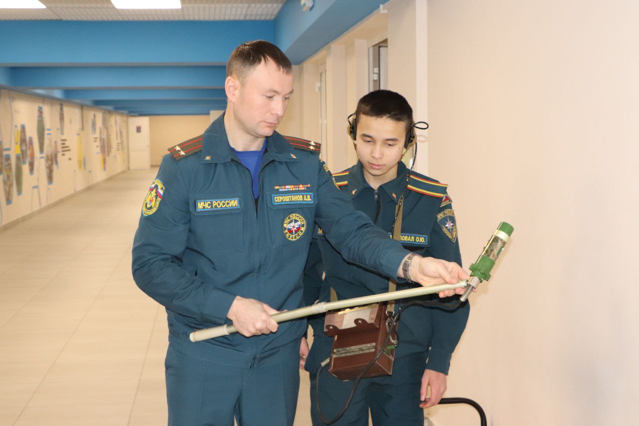 Магаданские школьники познакомились с приборами радиационной и химической разведки Магаданские школьники познакомились с приборами радиационной и химической разведки