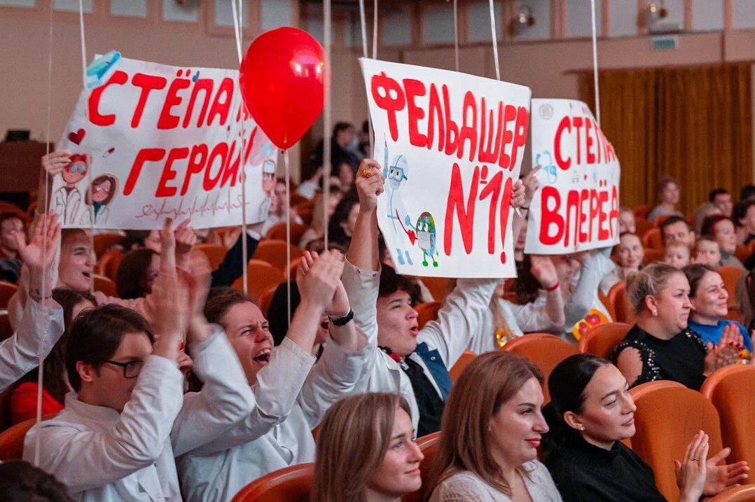 Лариса Поликанова: В Татьянин день поздравляю наших самых находчивых, целеустремленных, ярких, умных, красивых студентов Магадана! Вы – наше будущее и сила, наша гордость!