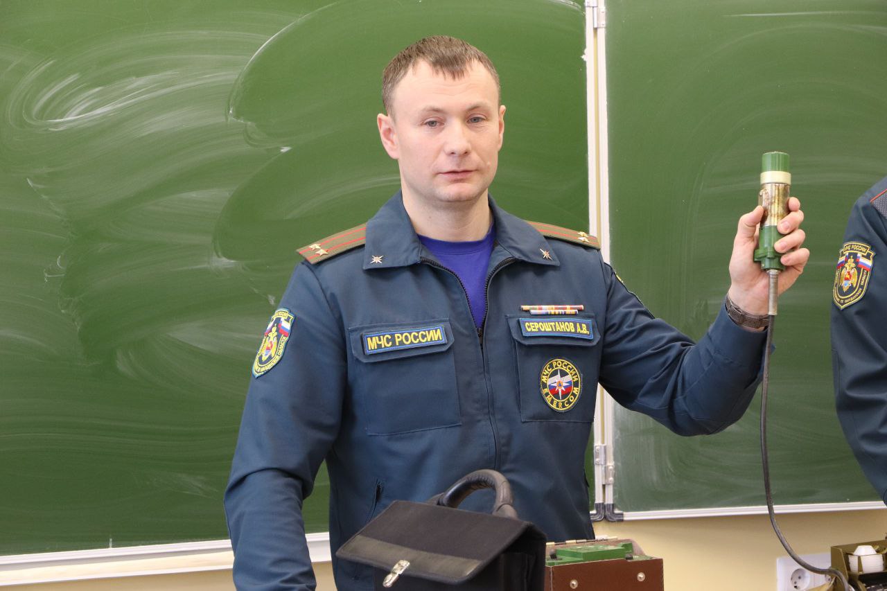 Магаданские школьники познакомились с приборами радиационной и химической разведки Магаданские школьники познакомились с приборами радиационной и химической разведки