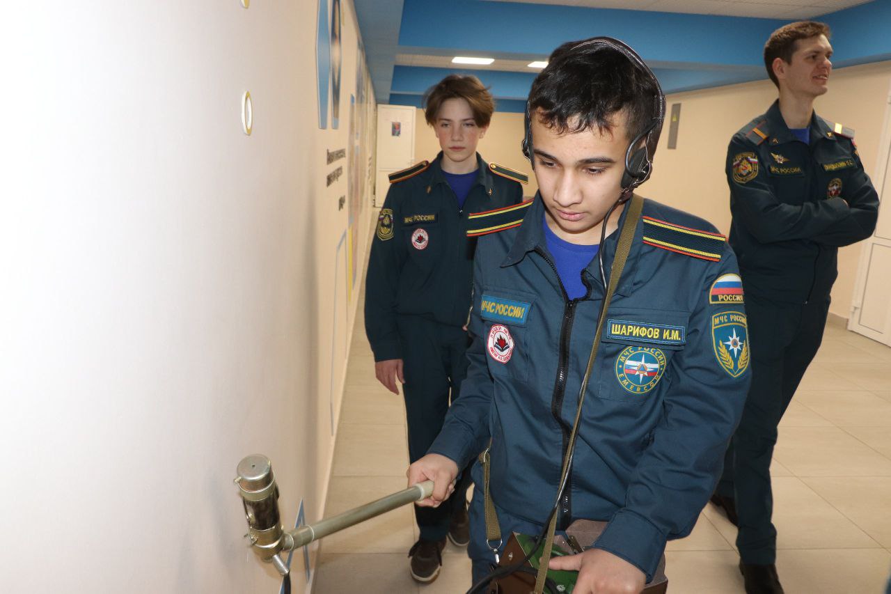 Магаданские школьники познакомились с приборами радиационной и химической разведки Магаданские школьники познакомились с приборами радиационной и химической разведки