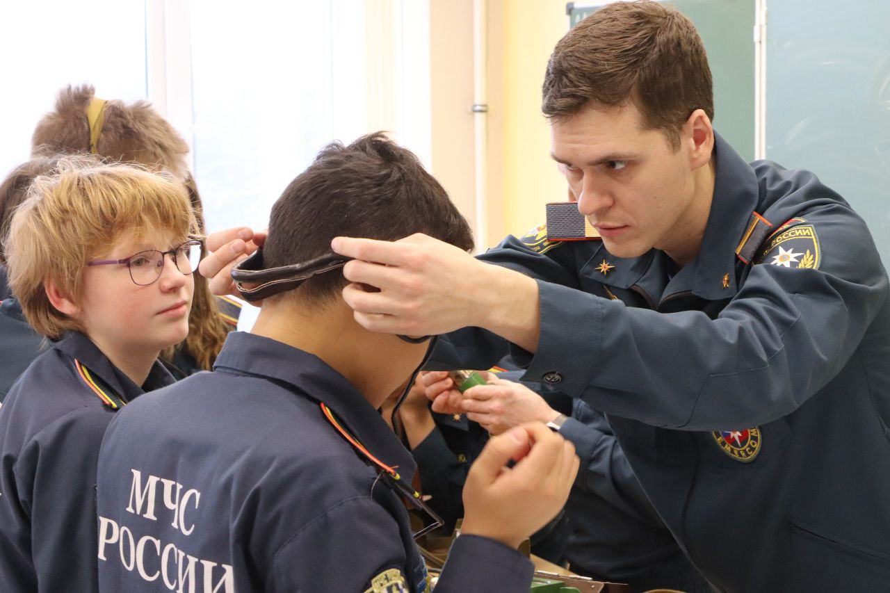 Магаданские школьники познакомились с приборами радиационной и химической разведки Магаданские школьники познакомились с приборами радиационной и химической разведки