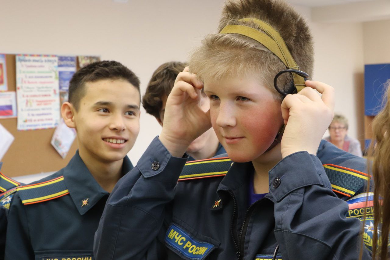 Магаданские школьники познакомились с приборами радиационной и химической разведки Магаданские школьники познакомились с приборами радиационной и химической разведки