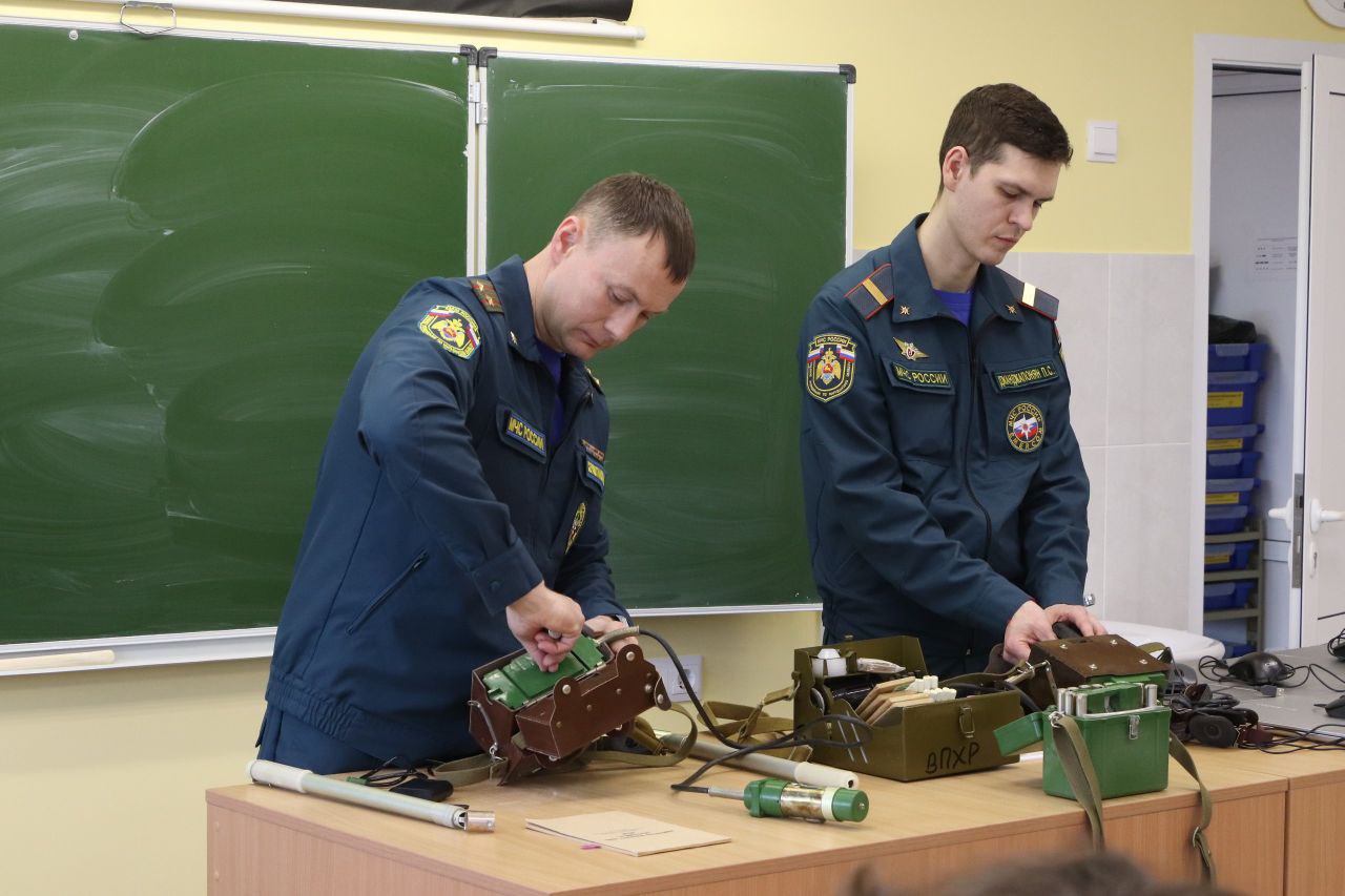 Магаданские школьники познакомились с приборами радиационной и химической разведки