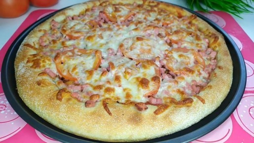 Домашняя пицца с колбасой сыром и помидором: простое тесто и быстрый результат