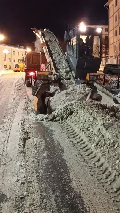 Более 60 единиц техники ведут расчистку улично-дорожной сети, расширяют проезжую часть, вывозят снег в Магадане