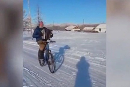 Магаданец ездит на велосипеде по всей России и играет на аккордеоне