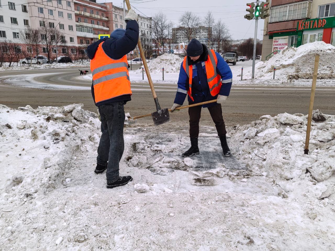 Более 60 единиц техники ведут расчистку улично-дорожной сети, расширяют проезжую часть, вывозят снег в Магадане Более 60 единиц техники ведут расчистку улично-дорожной сети, расширяют проезжую часть, вывозят снег в Магадане